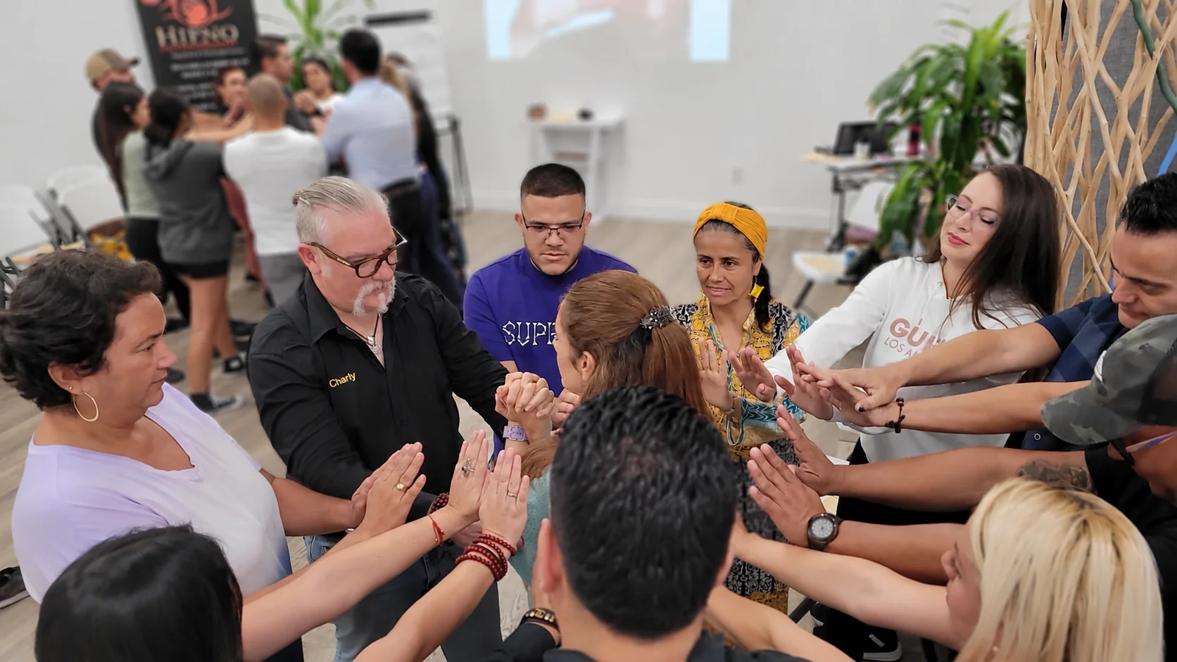 Charly Relaño facilita una dinámica de coordinación con un grupo