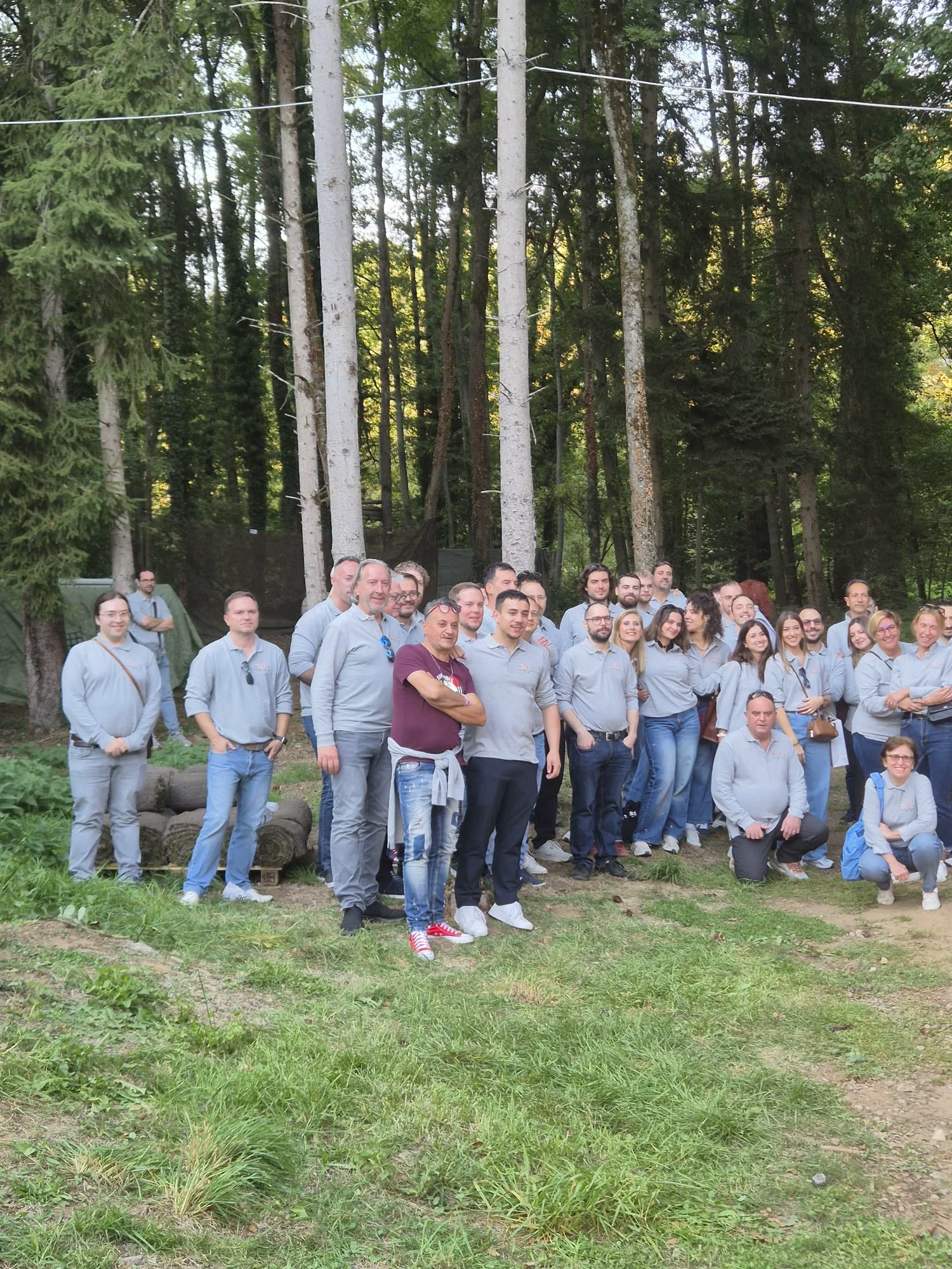 Participantes reunidos al aire libre en el evento de empresa en Luxemburgo