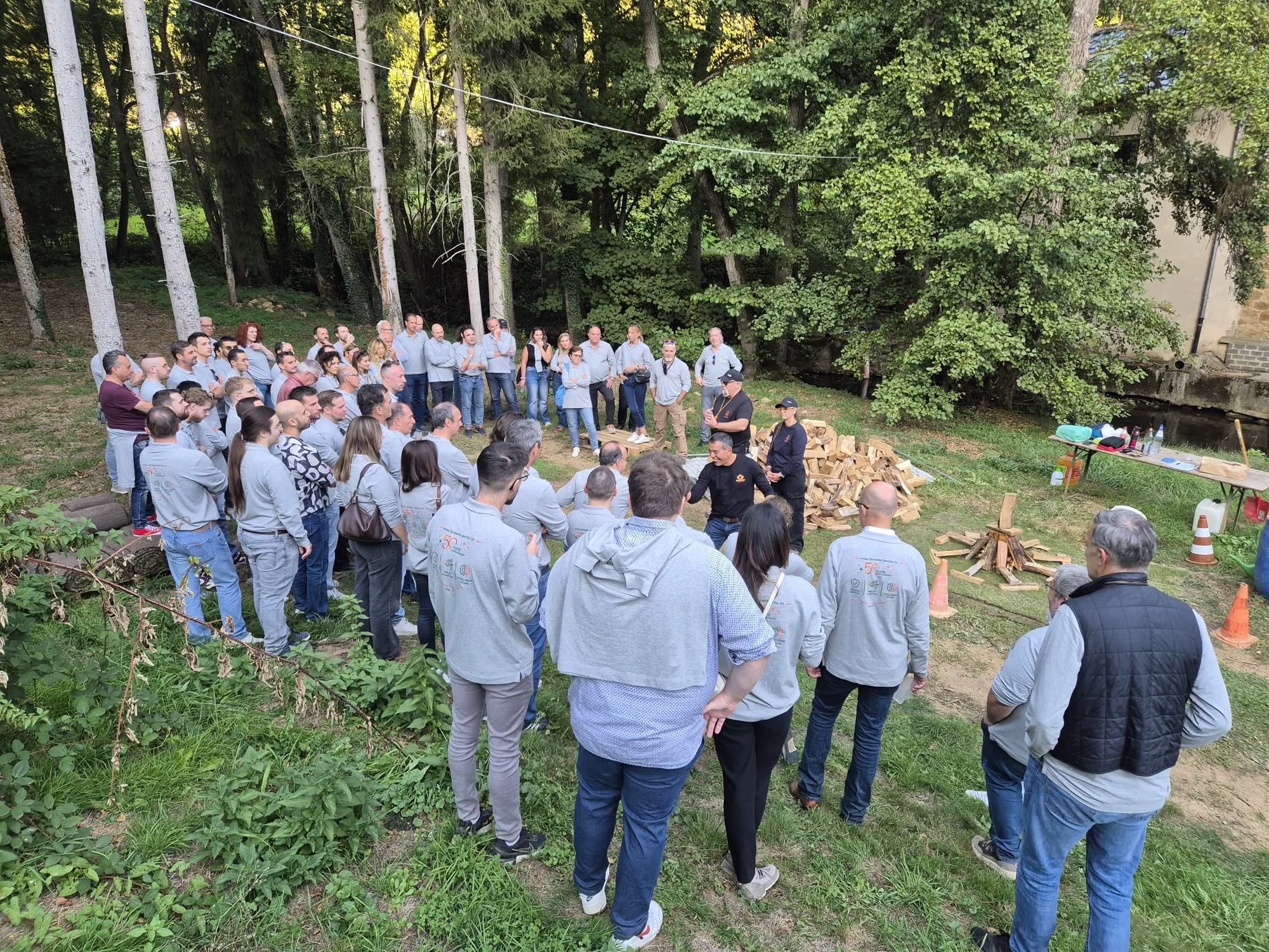 Encuentro del grupo durante la experiencia corporativa de firewalking en Luxemburgo