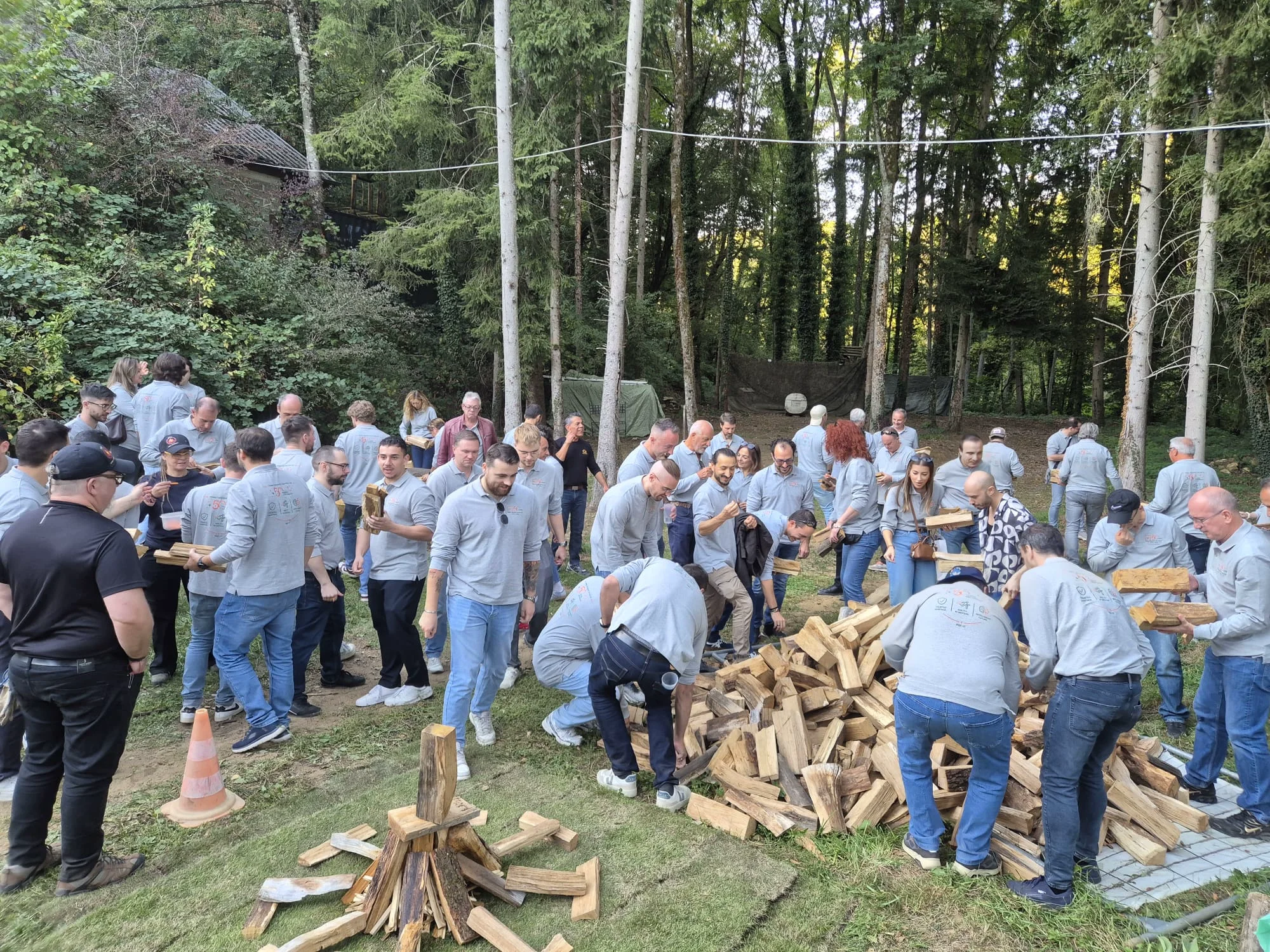 Participantes en una actividad corporativa en Luxemburgo preparando la madera con el grupo