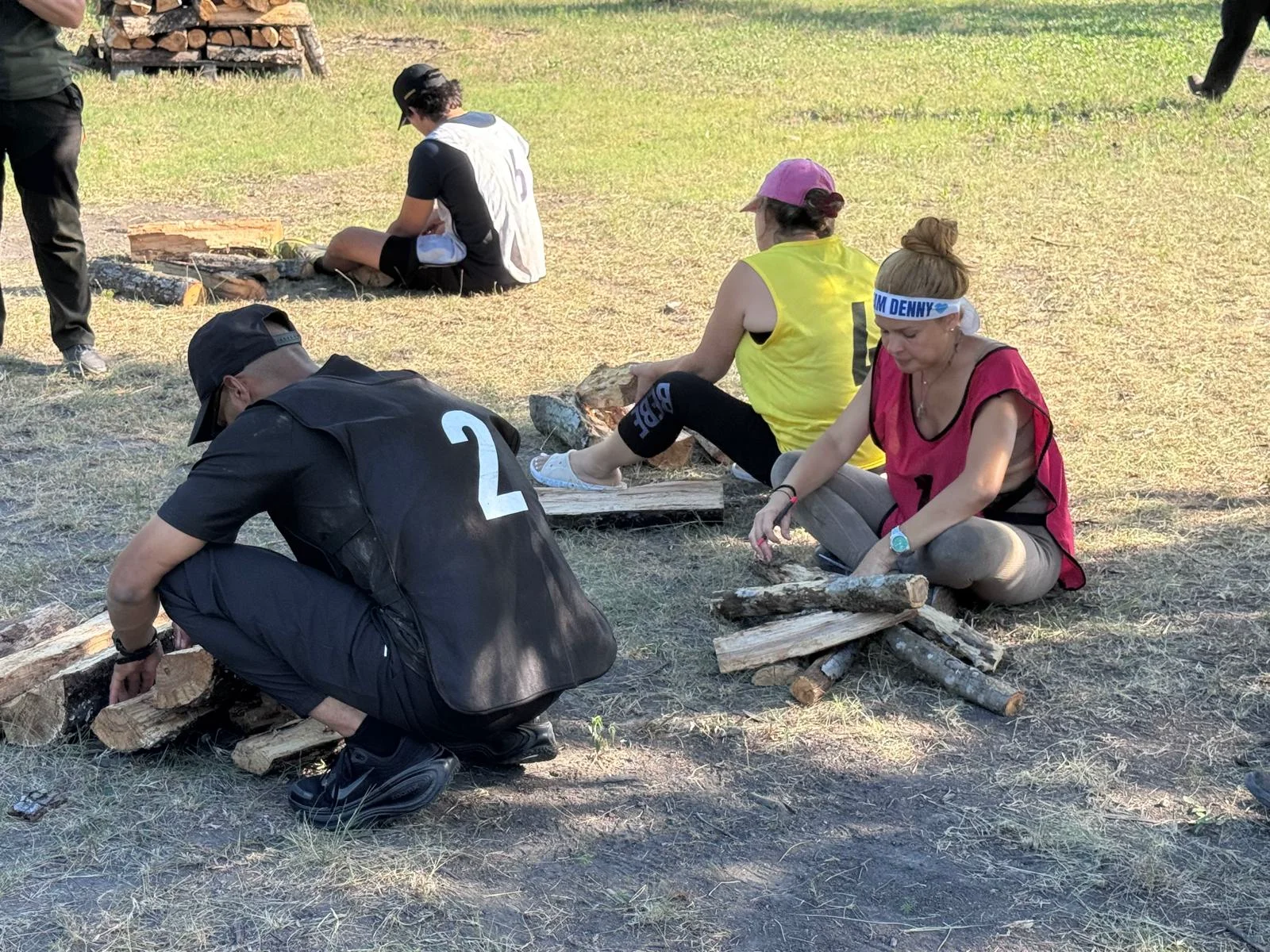 Participantes preparan madera de forma conjunta durante una actividad experiencial