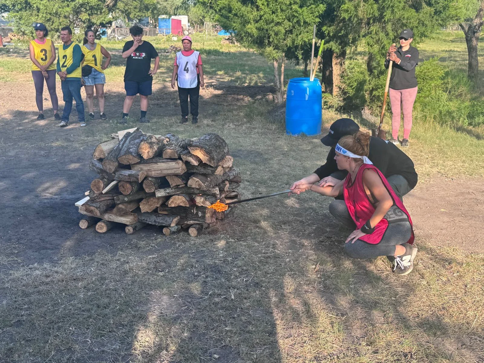 Participantes reunidos durante la preparación de una actividad con fuego